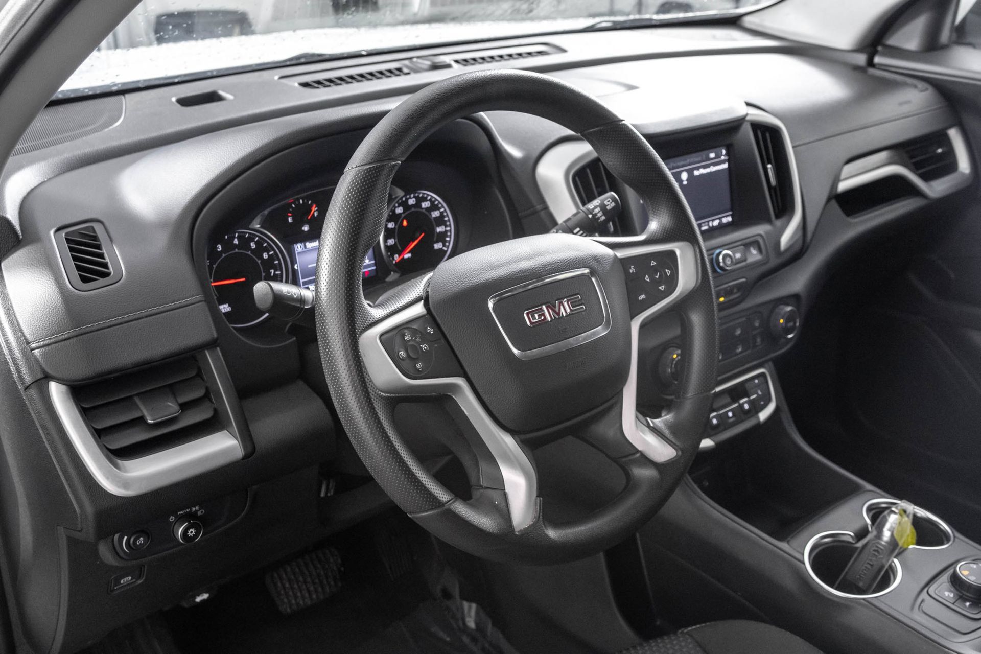 Used 2024 GMC Terrain SLE AWD/4WD image 4
