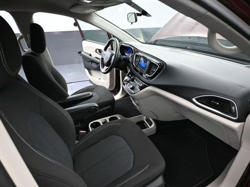 Used 2021 Chrysler Voyager LX image 46