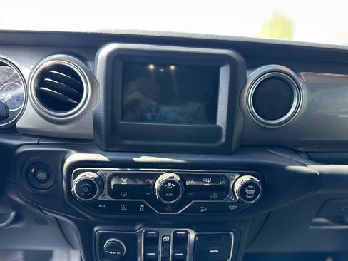 Used 2019 Jeep Wrangler Unlimited Sahara AWD/4WD image 13