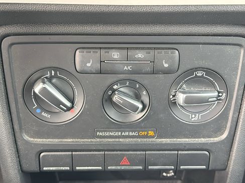 Used 2014 Volkswagen Beetle 2.5 image 13