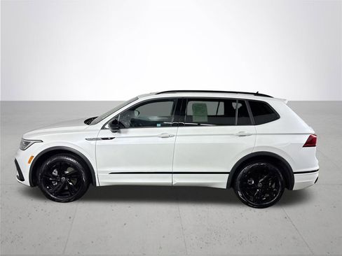 Certified 2023 Volkswagen Tiguan SE R-Line image 9