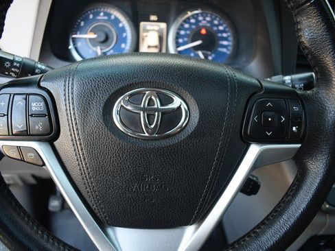 Used 2017 Toyota Sienna XLE Premium FWD image 33