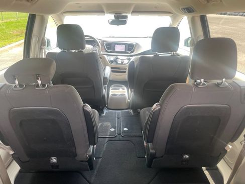 Used 2023 Chrysler Voyager LX FWD image 14