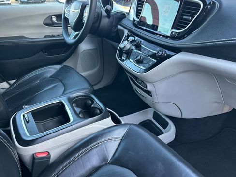 Used 2022 Chrysler Pacifica Touring-L image 17