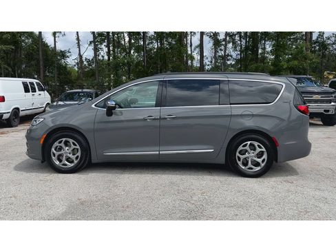 Used 2023 Chrysler Pacifica Limited FWD image 6