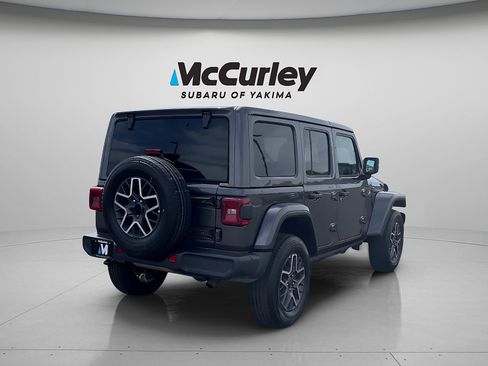 Used 2025 Jeep Wrangler Unlimited Sahara AWD/4WD image 5