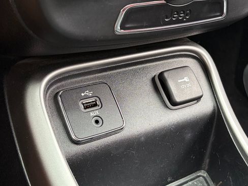 Used 2018 Jeep Compass Latitude FWD image 8