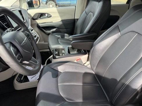 Used 2024 Chrysler Pacifica Touring-L image 11
