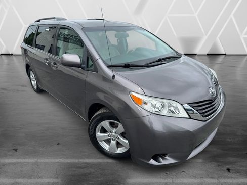 Used 2014 Toyota Sienna LE FWD image 2