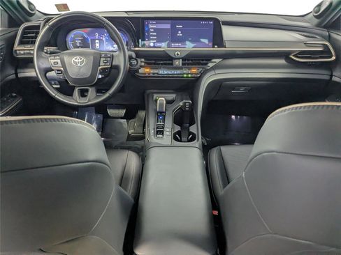 Used 2023 Toyota Crown Limited image 32