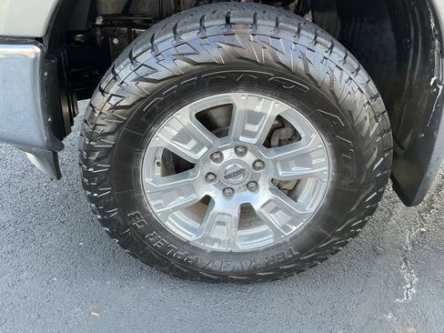 Used 2018 Nissan Titan SV image 13