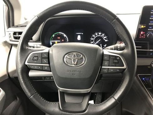 Used 2021 Toyota Sienna XLE image 16