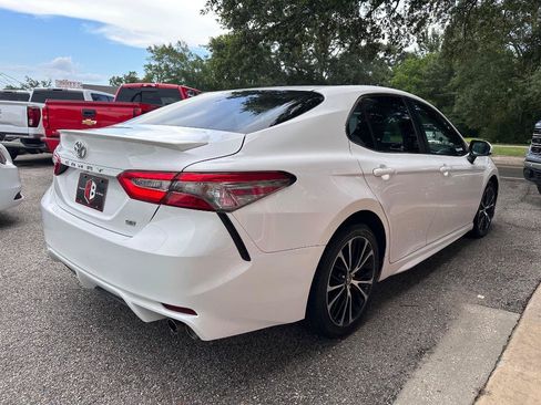 Used 2018 Toyota Camry SE FWD image 2