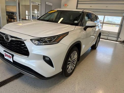 Used 2024 Toyota Highlander Platinum AWD/4WD image 4