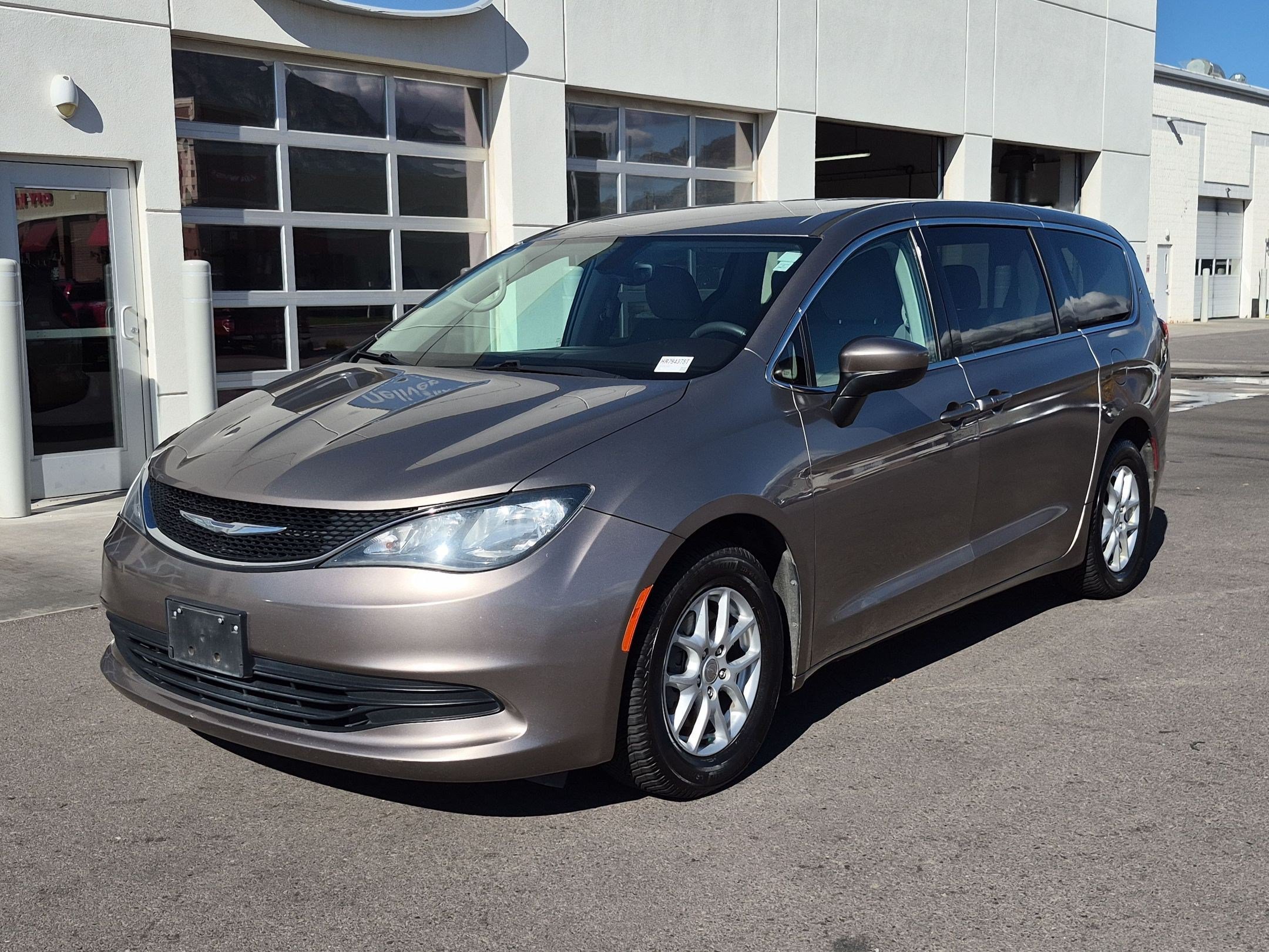 Used 2017 Chrysler Pacifica Touring FWD image 10