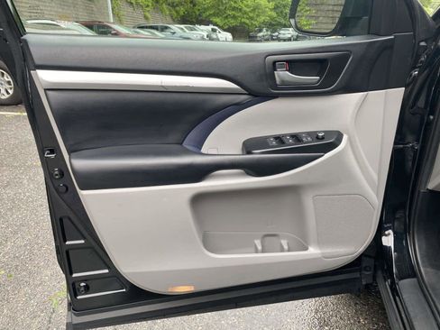Used 2019 Toyota Highlander XLE AWD/4WD image 24
