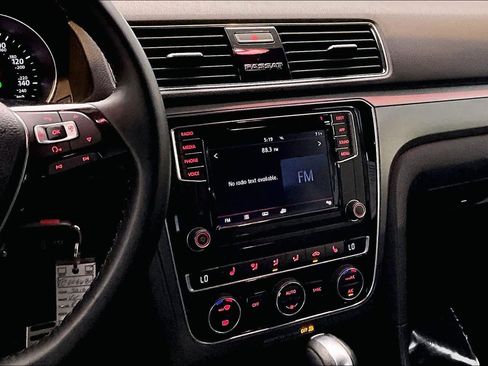 Used 2018 Volkswagen Passat 2.0T R-Line image 7