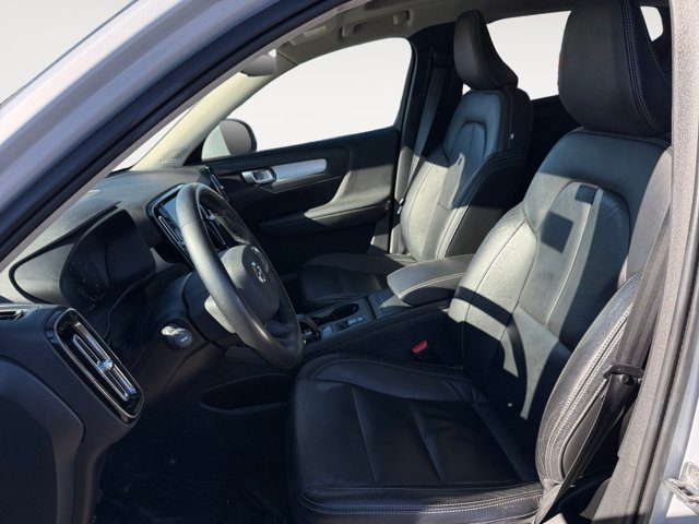 Used 2022 Volvo XC40 T5 Momentum w/ Premium Package AWD/4WD image 12