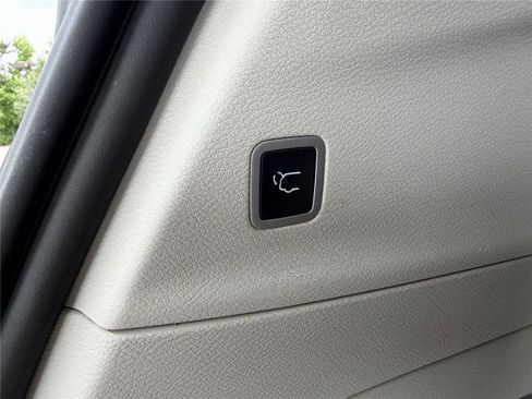 Used 2023 Chrysler Pacifica Touring-L FWD image 34
