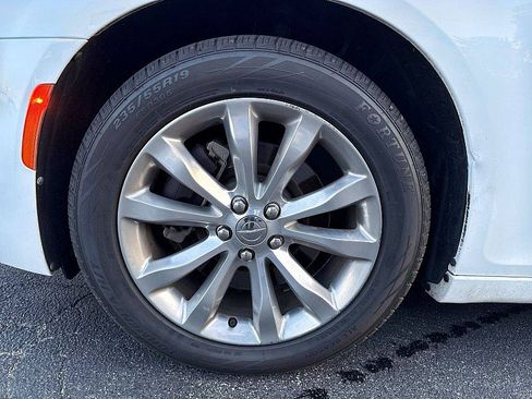 Used 2019 Chrysler 300 Limited w/ Safetytec Plus Group image 14