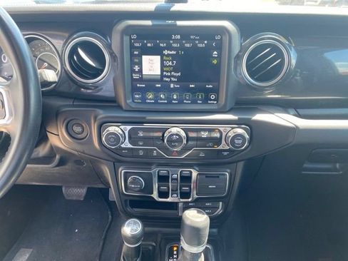Used 2022 Jeep Wrangler Unlimited Sahara AWD/4WD image 16