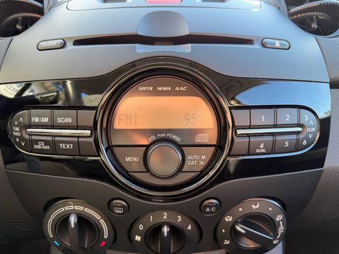 Used 2014 MAZDA MAZDA2 Sport image 29