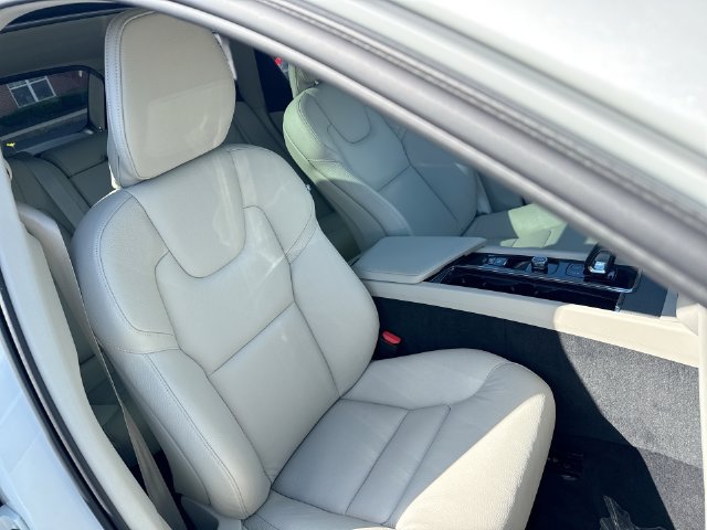 Certified 2024 Volvo XC60 B5 Plus w/ Protection Package Premier AWD/4WD image 30