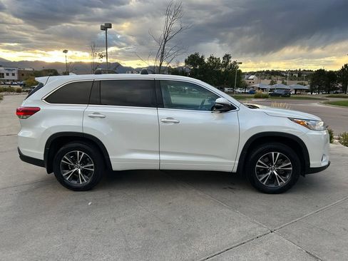 Used 2018 Toyota Highlander Plus AWD/4WD image 10