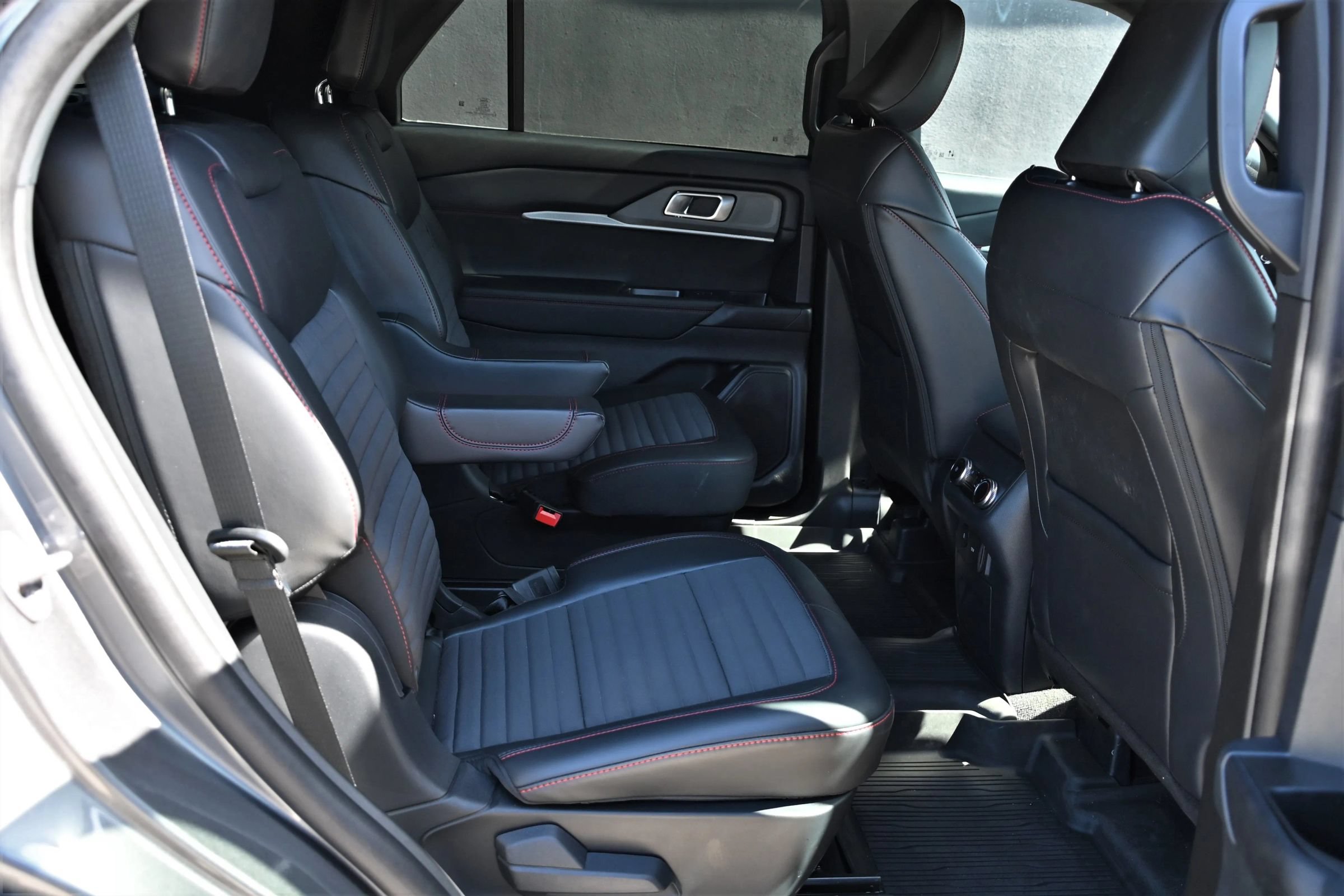 Used 2025 Ford Explorer ST-Line AWD/4WD image 19