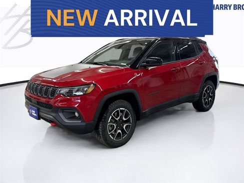 Used 2025 Jeep Compass Trailhawk AWD/4WD image 1