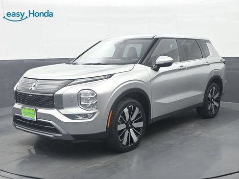Used 2025 Mitsubishi Outlander SE AWD/4WD image 3