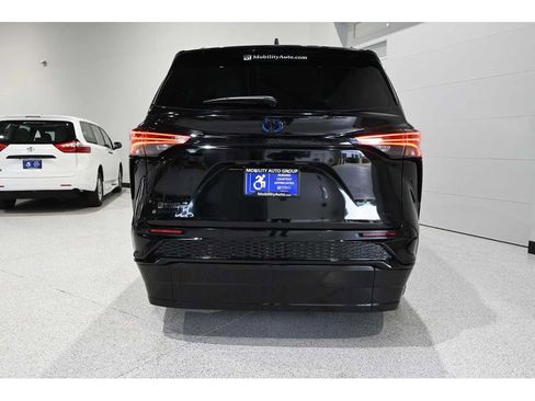New 2025 Toyota Sienna XSE image 7