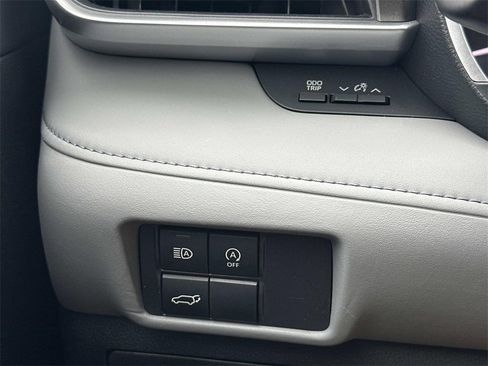 Certified 2023 Toyota Highlander XLE image 28