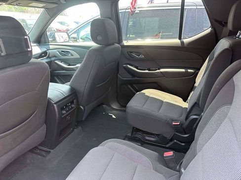 Used 2023 Chevrolet Traverse LT FWD image 9