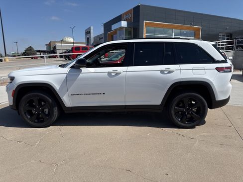 Used 2023 Jeep Grand Cherokee Limited w/ Luxury Tech Group II AWD/4WD image 2