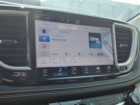 Used 2022 Chrysler Pacifica Touring-L FWD image 11