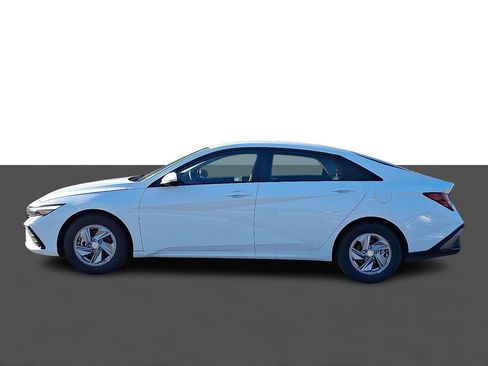 Used 2025 Hyundai Elantra SE image 4