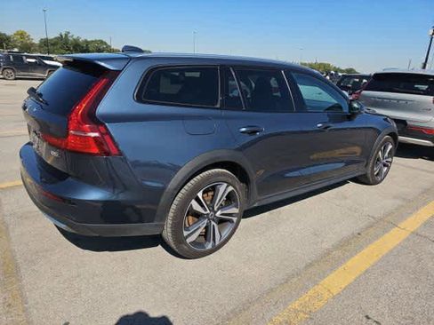 Used 2025 Volvo V60 B5 Cross Country Plus image 2