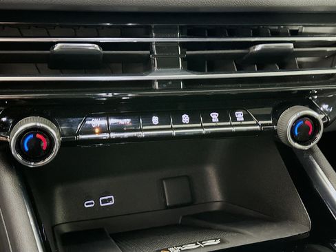 Used 2025 Chevrolet Traverse LT image 24