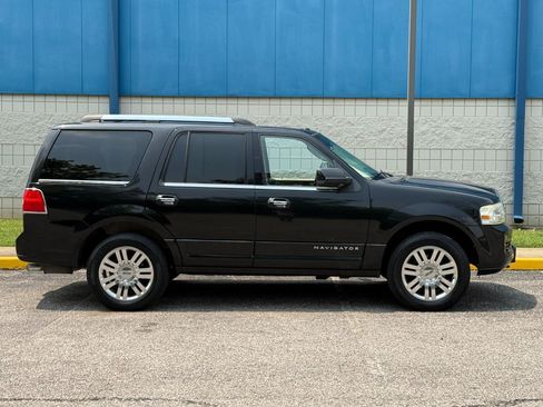 Used 2011 Lincoln Navigator 2WD w/ Monochrome Appearance Pkg image 4