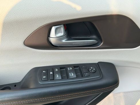 Used 2017 Chrysler Pacifica LX w/ Tire & Wheel Group FWD image 16