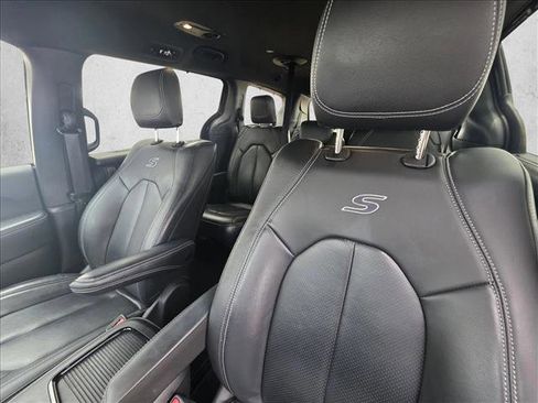 Used 2022 Chrysler Pacifica Touring-L w/ Uconnect Theater Family Group FWD image 11