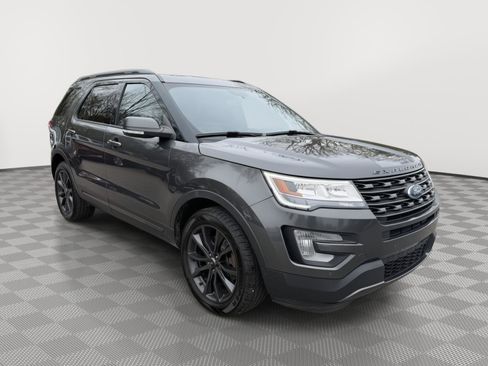 Used 2017 Ford Explorer XLT w/ Equipment Group 202A AWD/4WD image 9