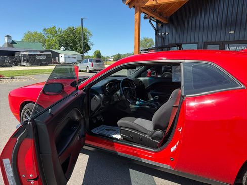 Used 2016 Dodge Challenger SRT w/ Technology Group RWD image 7