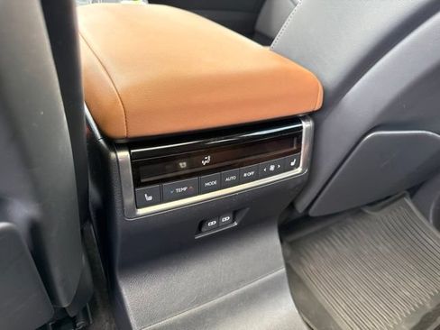 Used 2024 Lexus GX 550 w/ Accessory Package (2T) AWD/4WD image 18