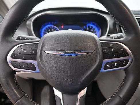 Used 2024 Chrysler Pacifica Touring-L FWD image 16