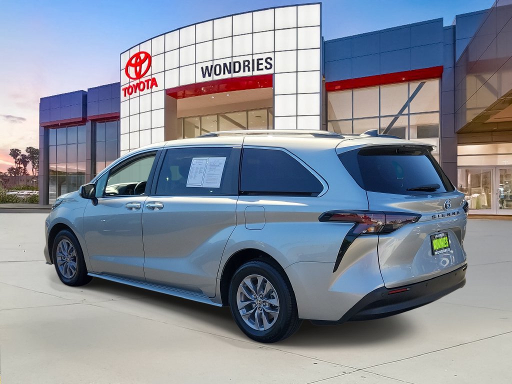 Used 2024 Toyota Sienna XLE FWD image 5