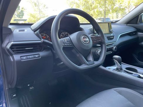 Used 2025 Nissan Sentra SV FWD image 9