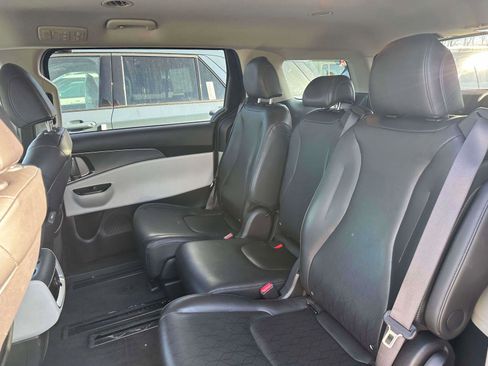 Used 2022 Kia Carnival LX image 9