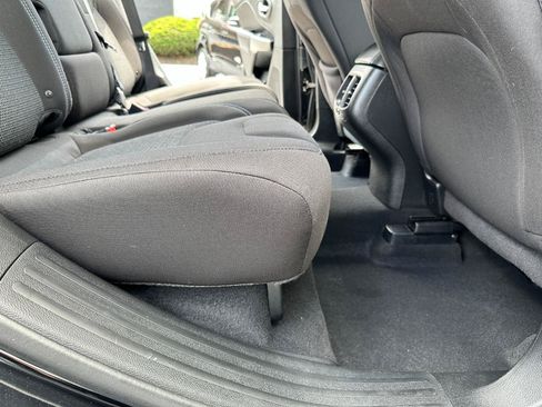 Used 2019 Jeep Cherokee Latitude w/ Popular Appearance Group AWD/4WD image 38